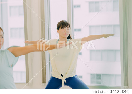 ヨガスタジオでヨガをする若い女性 34529846