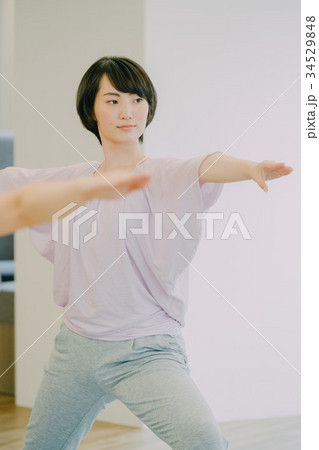 ヨガスタジオでヨガをする若い女性 34529848