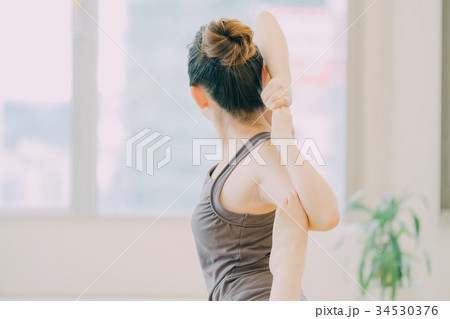 スタジオでヨガをする若い女性 34530376