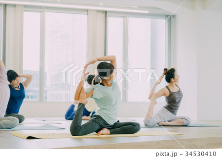 スタジオでヨガをする若い女性 スタジオでヨガをする若い女性 34530410