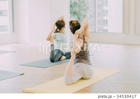 スタジオでヨガをする若い女性 34530417