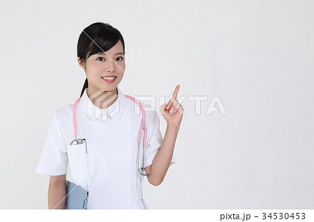 案内をする看護師 34530453