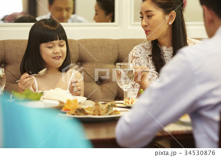 the kid is very enjoyable the food in restaurant with her family. 34530876
