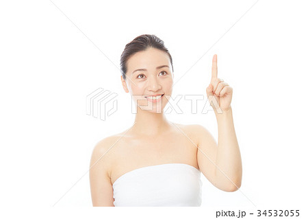 指を指す女性 34532055