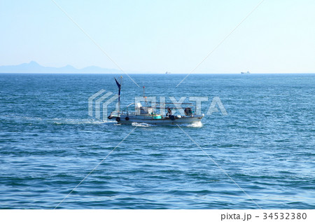 タコ壺漁をする漁船　広島県 34532380