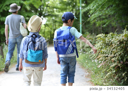 ハイキングする家族 34532405