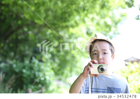 ハイキングする子供 34532478