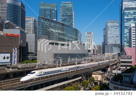 東京駅を発車した700系と東京の街並み 34532792
