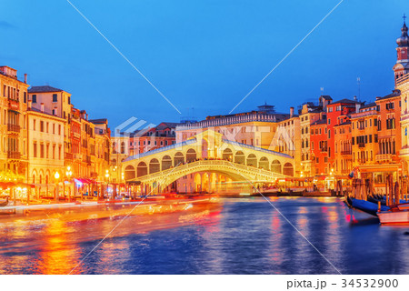 Rialto Bridge (Ponte di Rialto) . 34532900