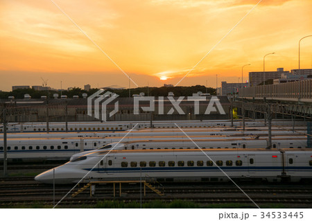 夕暮れ時の大井車両基地に並ぶ新幹線 夕暮れ時の大井車両基地に並ぶ新幹線 34533445