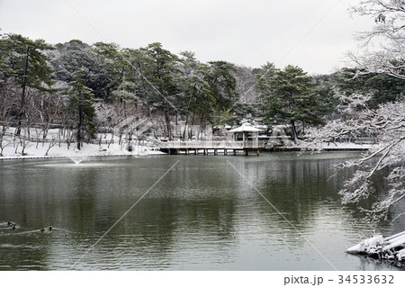 雪景色の公園 34533632