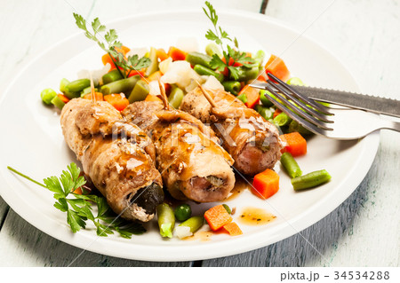 Beef rolls and vegetables 34534288