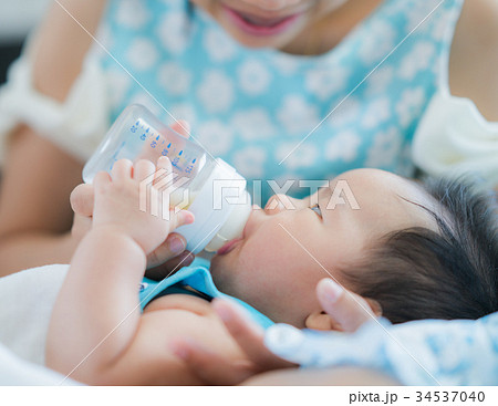 mom feed power mile to her baby 34537040