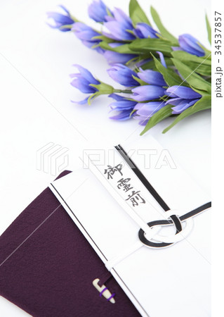 御霊前　お葬式イメージ　仏事イメージ　　左上あき　縦　アップ 34537857