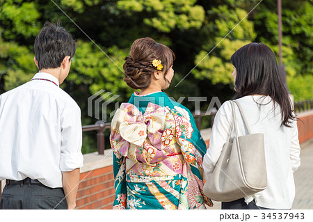 振袖を着た女性と家族の後姿 振袖を着た女性と家族の後姿 34537943
