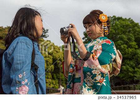 振袖を着たカメラ女子 振袖を着たカメラ女子 34537965