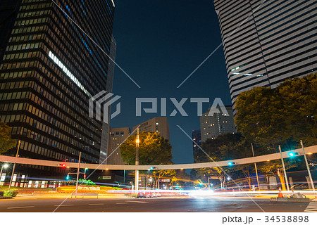 東京都新宿区西新宿 新宿警察署裏交差点 夜景の写真素材 3453