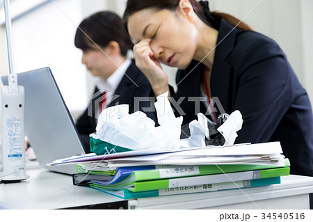 女性社員　OL　ビジネスマン　サラリーマン　パソコン　オフィスイメージ　ビジネスイメージ 34540516