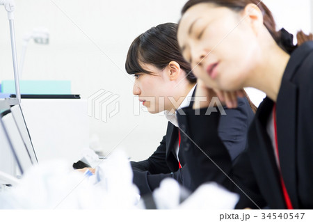 女性社員　OL　ビジネスマン　サラリーマン　パソコン　オフィスイメージ　ビジネスイメージ 34540547