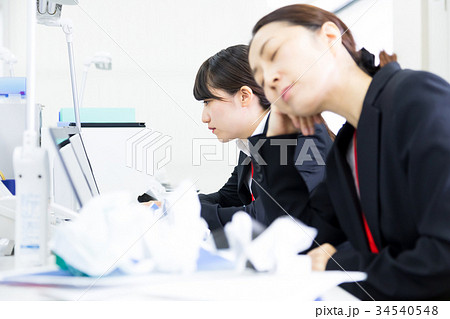 女性社員　OL　ビジネスマン　サラリーマン　パソコン　オフィスイメージ　ビジネスイメージ 34540548