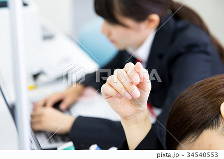 女性社員　OL　ビジネスマン　サラリーマン　パソコン　オフィスイメージ　ビジネスイメージ 34540553