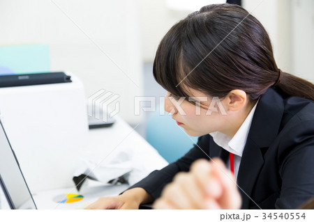 女性社員　OL　ビジネスマン　サラリーマン　パソコン　オフィスイメージ　ビジネスイメージ 34540554