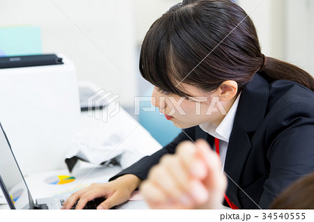女性社員　OL　ビジネスマン　サラリーマン　パソコン　オフィスイメージ　ビジネスイメージ 34540555