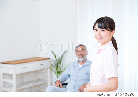 若い看護師とおじいちゃん 老人ホーム デイケアセンター 車椅子 の写真素材 34540630 Pixta