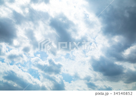 雲　空　青い空　白い雲　秋の空　晩夏の空　背景用素材　クラウド　青空　合成用背景 34540852