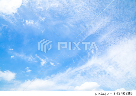 雲　空　青い空　白い雲　秋の空　晩夏の空　背景用素材　クラウド　青空　合成用背景 34540899