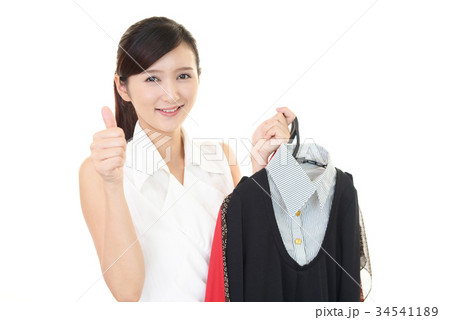 衣類を持つ女性 衣類を持つ女性 34541189