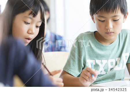 小学校　授業　教室 34542325