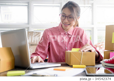 Online seller check customer list. 34542374