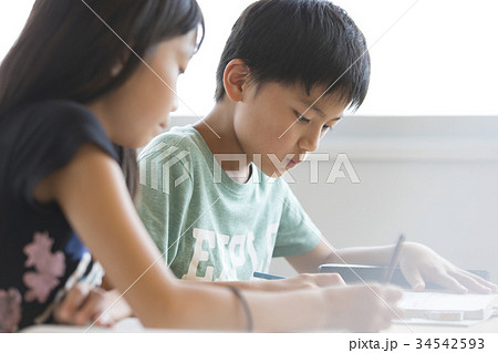 小学校　授業　教室 34542593
