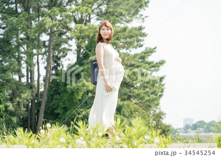 妊娠後期の女性の公園散歩 34545254