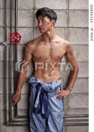 筋肉 エンジニア 若い男 34548800
