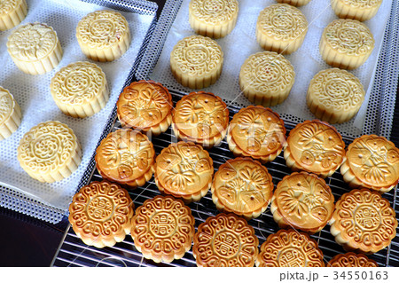 Doing moon cake, baking at home Doing moon cake, baking at home 34550163