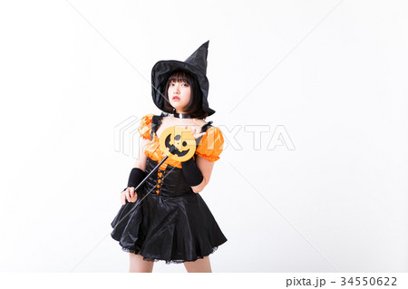 ハロウィンで魔女のコスプレをする女の子 ハロウィンで魔女のコスプレをする女の子 34550622