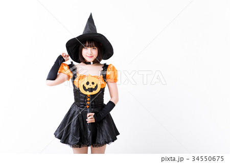 ハロウィンで魔女のコスプレをする女の子の写真素材