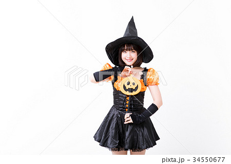 ハロウィンで魔女のコスプレをする女の子 34550677
