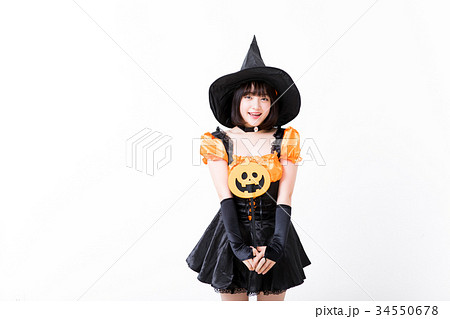 ハロウィンで魔女のコスプレをする女の子 ハロウィンで魔女のコスプレをする女の子 34550678