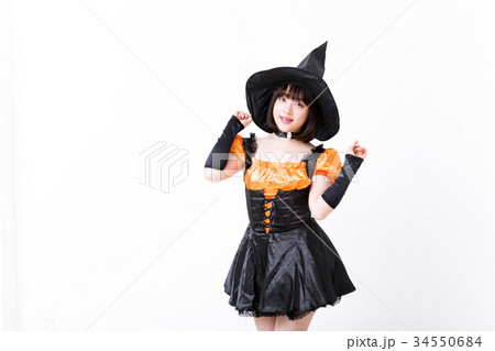 ハロウィンで魔女のコスプレをする女の子 34550684