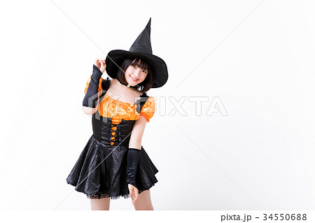ハロウィンで魔女のコスプレをする女の子 ハロウィンで魔女のコスプレをする女の子 34550688