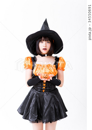 ハロウィンで魔女のコスプレをする女の子の写真素材