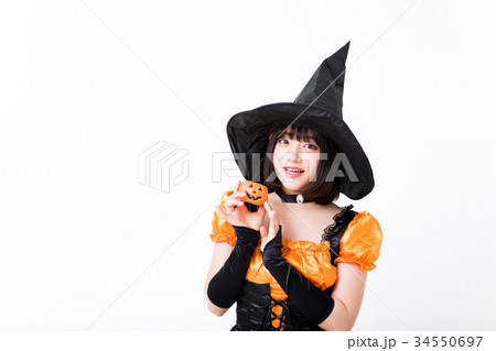 ハロウィンで魔女のコスプレをする女の子 34550697