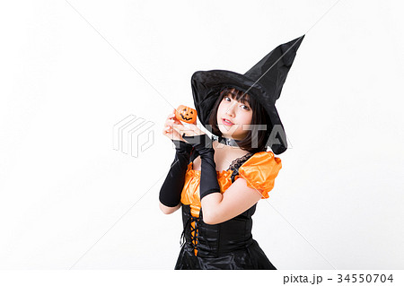 ハロウィンで魔女のコスプレをする女の子 34550704