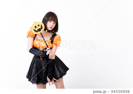 ハロウィンで魔女のコスプレをする女の子 ハロウィンで魔女のコスプレをする女の子 34550936