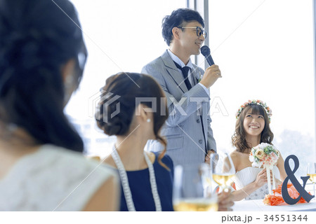 カジュアルウェディング 新郎挨拶 披露宴 二次会の写真素材