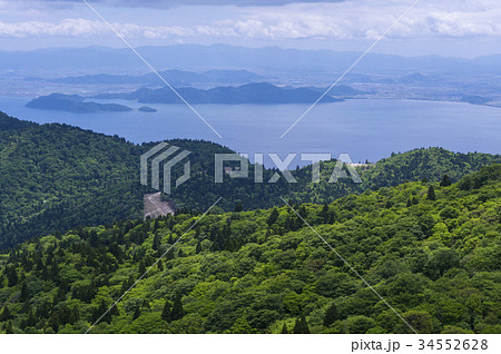 武奈ヶ岳山頂からの琵琶湖の沖島と近江八幡市街 武奈ヶ岳山頂からの琵琶湖の沖島と近江八幡市街 34552628