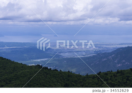 武奈ヶ岳山頂からの琵琶湖の沖島と近江舞子 34552629